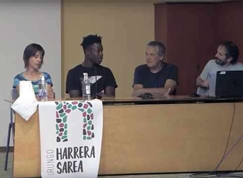 [BIDEOA] 'Migrazioa ez da delitua. Bizitzak salbatzea ez da delitua’ mahai-ingurua