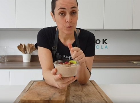 [BIDEOA] 6. errezeta: fruta-krema, gosaltzeko aukera osasungarria eta oso gozoa