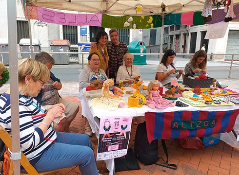 [BIDEOA] Altzoako kideak kalean ehuntzen ibili ziren zapatuan