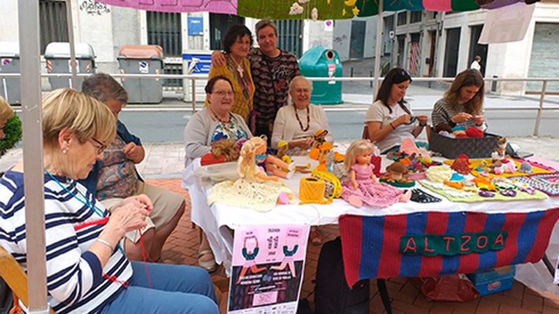 [BIDEOA] Altzoako kideak kalean ehuntzen ibili ziren zapatuan