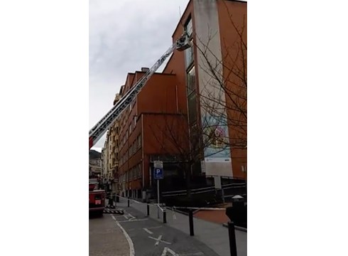 Anbulatorioko kristalak apurtu dira haizearen eraginez