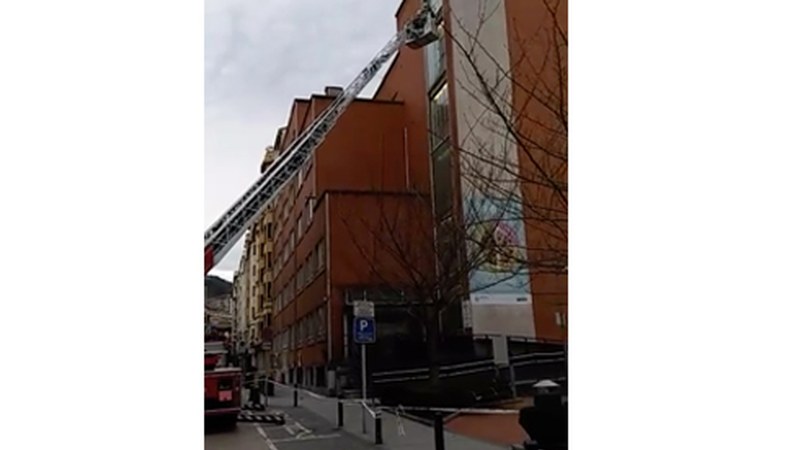 Anbulatorioko kristalak apurtu dira haizearen eraginez