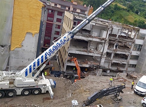 [BIDEOA] Atzo arratsaldean iraulita geratu zen hondeamakina bertatik ateratzeko lanean aritu dira