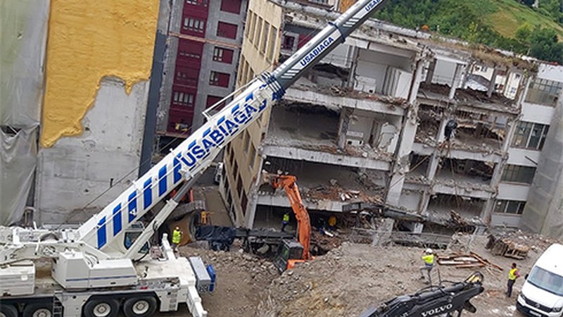 [BIDEOA] Atzo arratsaldean iraulita geratu zen hondeamakina bertatik ateratzeko lanean aritu dira