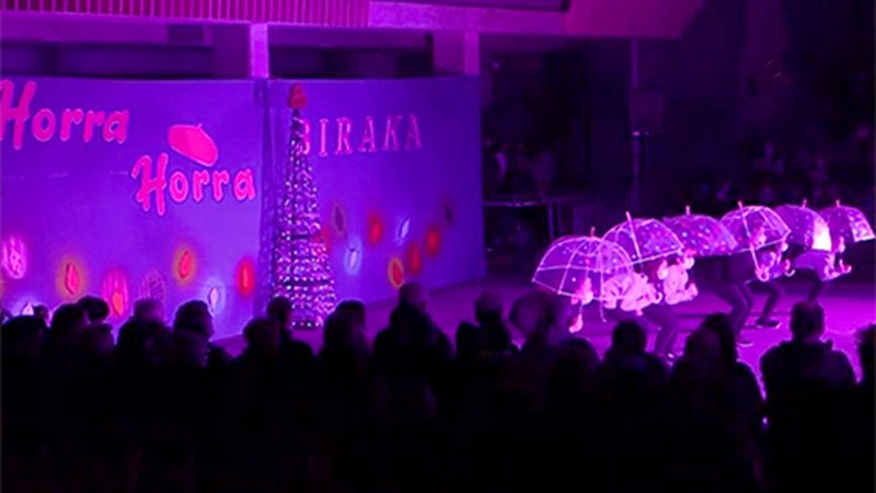 [BIDEOA] Atzo eskaini zuten "Horra, horra Biraka" dantza ikuskizuna Errebal Plazan