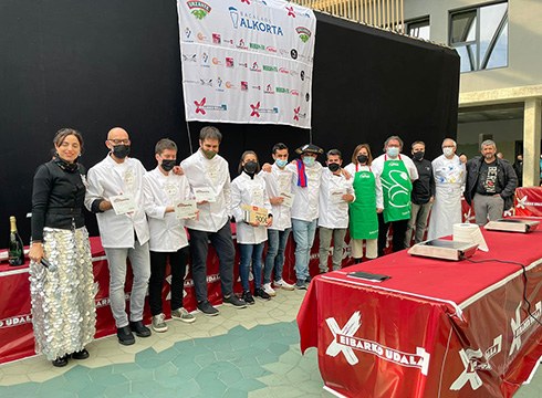 [BIDEOA] Bakailao pintxo lehiaketako txapeldunen arteko lehia bizia hartu zuen Errebal Plazak