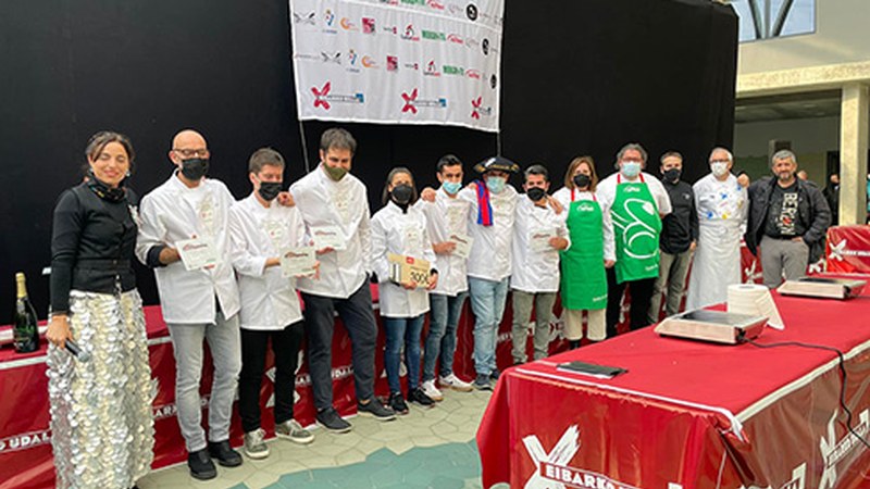 [BIDEOA] Bakailao pintxo lehiaketako txapeldunen arteko lehia bizia hartu zuen Errebal Plazak