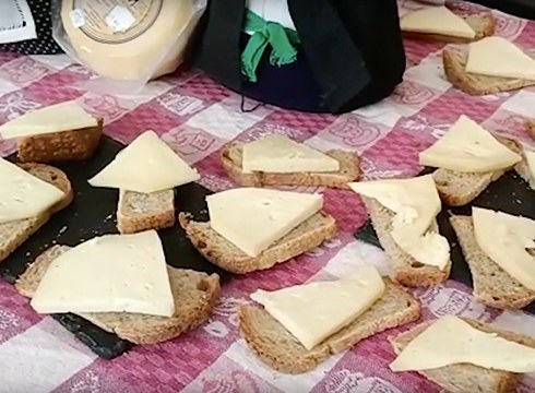 [BIDEOA] Debabarreneko gaztagileen azoka jaso du Untzagak asteburuan