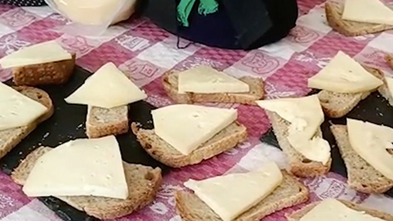 [BIDEOA] Debabarreneko gaztagileen azoka jaso du Untzagak asteburuan