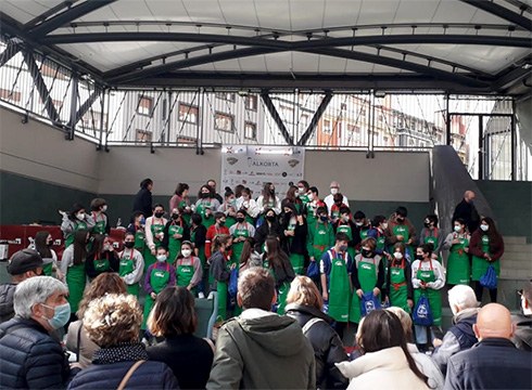 [BIDEOA] Ederto moldatu ziren ikasleak bakailaoa pil-pilean prestatzen