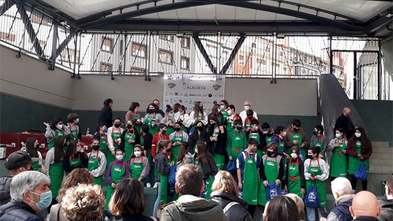 [BIDEOA] Ederto moldatu ziren ikasleak bakailaoa pil-pilean prestatzen