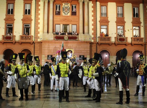 [BIDEOA] Danborradaren doinuek Eibarko plaza eta kaleak bete zituzten