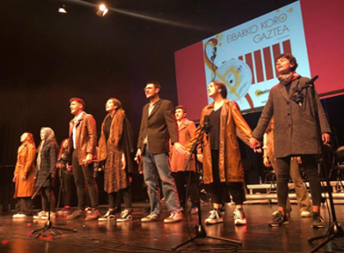 [BIDEOA] Eibarko Koro Gaztea Coliseora itzuliko da datorren astean taldearen historia errepasatzeko