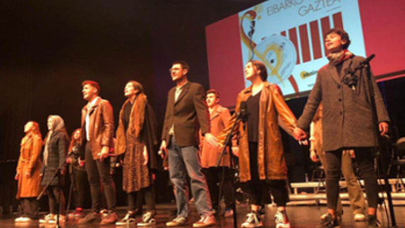 [BIDEOA] Eibarko Koro Gaztea Coliseora itzuliko da datorren astean taldearen historia errepasatzeko