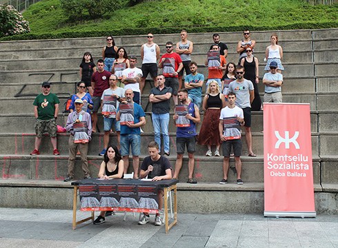 [BIDEOA] Eibarren hiru etxegabetze gertatzeko arriskua dagoela salatu dute