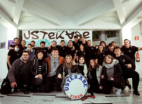 [BIDEOA] Harrera ezinhobea izan du Ustekabe Fanfarrearen "Eibarko Kantak" diskoaren aurkezpenak