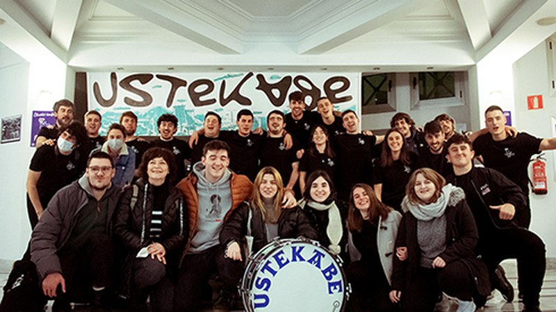 [BIDEOA] Harrera ezinhobea izan du Ustekabe Fanfarrearen "Eibarko Kantak" diskoaren aurkezpenak