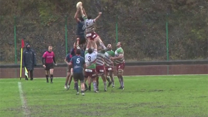 [BIDEOA] Hernaniarrak nagusitu ziren Unben euriak asko gogortutako partiduan