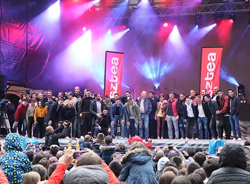 [BIDEOA] Jendetza elkartu zen Untzagan Eibar foball taldeak denboraldia agurtzeko antolatu zuen jaialdian