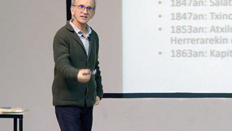 Joseba Agirreazkuenaga historialariak esklabu-salerosketaren inguruan ikasleei eskainitako hitzaldia