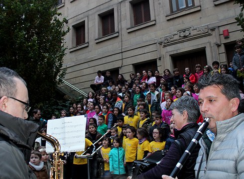 Musika Eskolakoek Santa Zeziliaren omenezko kalejira egin dute gaur