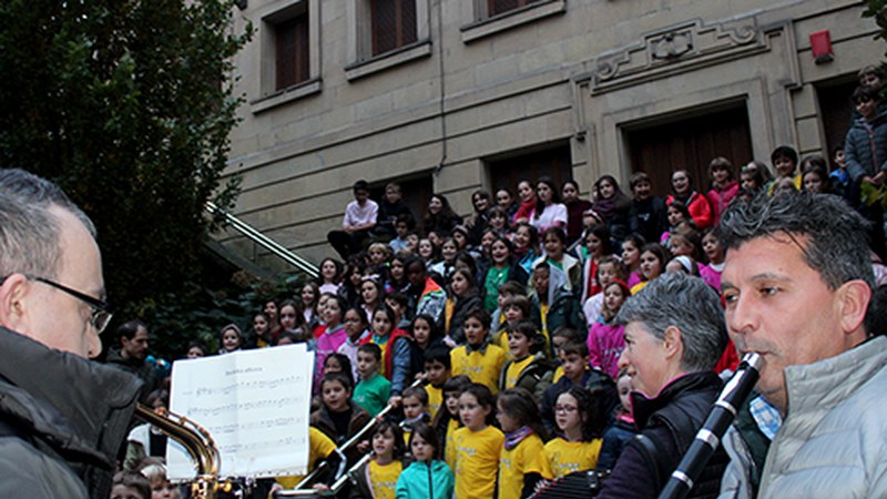 Musika Eskolakoek Santa Zeziliaren omenezko kalejira egin dute gaur