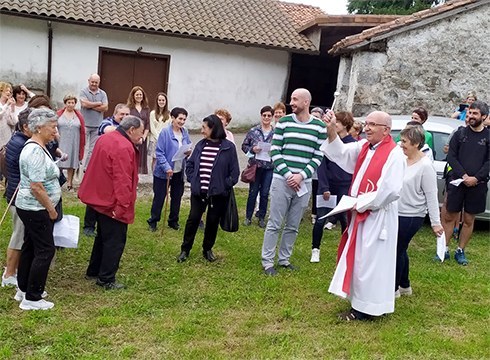 [BIDEOA+ARGAZKIAK] Zelaiak eta uztak babesteko Akondian egindako konjuruaren irudiak ikusgai