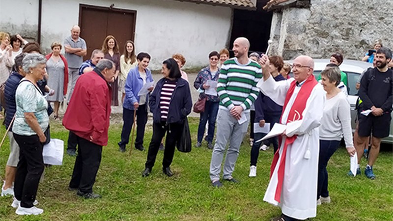 [BIDEOA+ARGAZKIAK] Zelaiak eta uztak babesteko Akondian egindako konjuruaren irudiak ikusgai