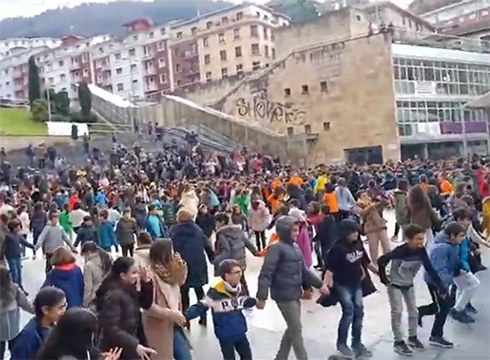 [BIDEOAK] Euskeraren Eguneko dantza eta kalejiraren bideoak gure mediatekan daude ikusgai