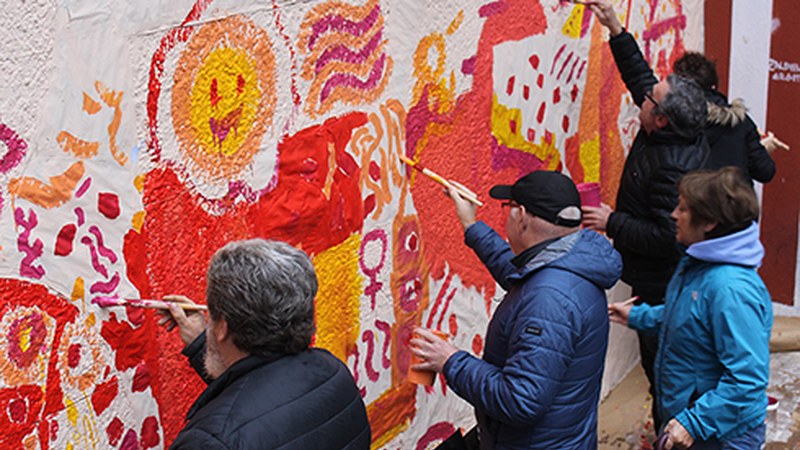 [BIDEOAK] Eibartar askok laga zuten beraien arrastoa Euskararen Egunean margotutako horma-irudian