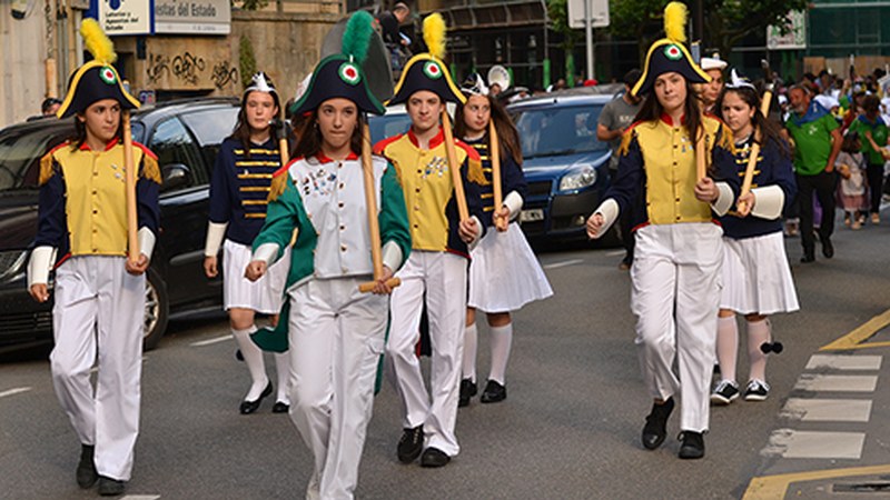 Bihar arratsaldean bilduko dituzte Sanjuanetako Danborradetan erabilitako erropak