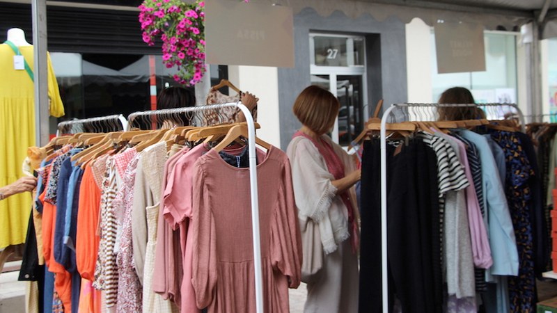 Bihar arte egongo da zabalik udako aukeren azoka Toribio Etxebarria kalean