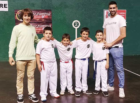 Bihar eguerdi eta arratsaldez jokatuko dute Deporreko Pilota Eskolakoek Astelenan