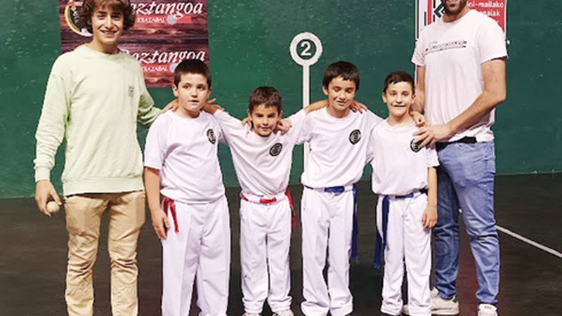 Bihar eguerdi eta arratsaldez jokatuko dute Deporreko Pilota Eskolakoek Astelenan