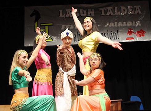 Bihar estreinatuko dute “¡Diga 33!” dantza eta kantu jaialdia Lagun Taldekoek