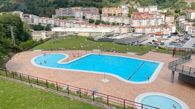 Bihar zabaldu dituzte kanpoko igerilekuak eta ur-txorroak