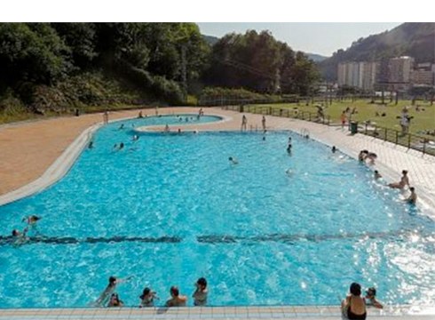 Zapatuan zabaldu zituzten kanpoko igerilekuak eta irailaren 10era arte egongo dira zabalik