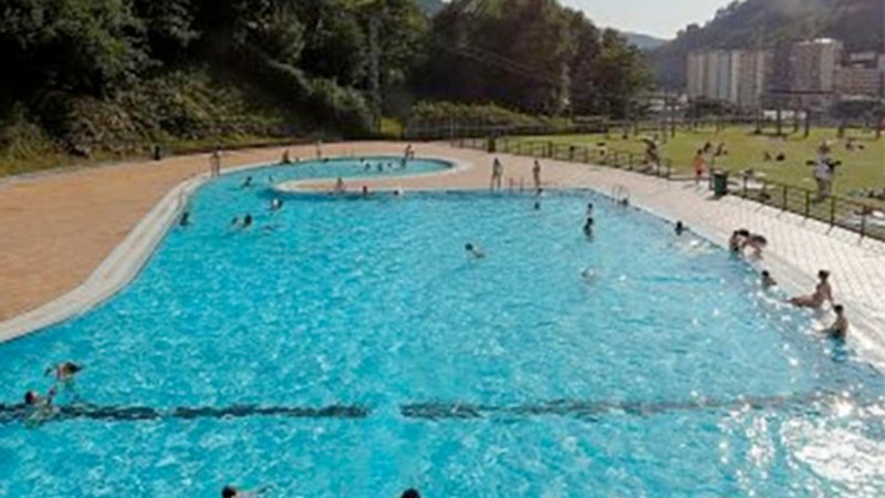 Zapatuan zabaldu zituzten kanpoko igerilekuak eta irailaren 10era arte egongo dira zabalik