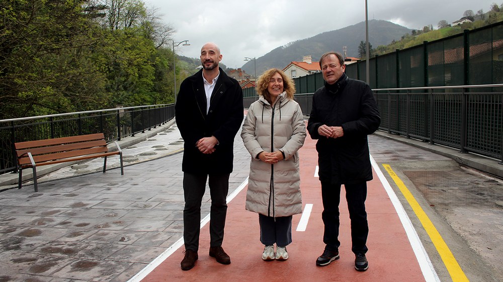 Bihar zabalduko dute trenbideak estali eta gero Estaziño eta Azitain artean sortu den bidegorria