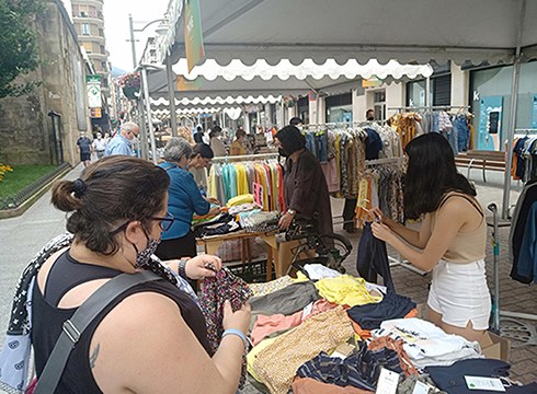 Bihar zabalduko dute Udako Merkealdien Azoka Toribio Etxebarria kalean