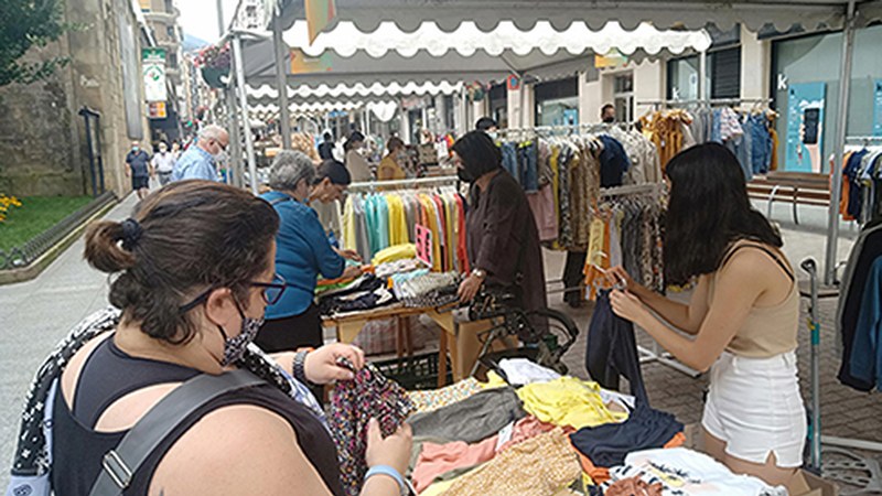 Bihar zabalduko dute Udako Merkealdien Azoka Toribio Etxebarria kalean