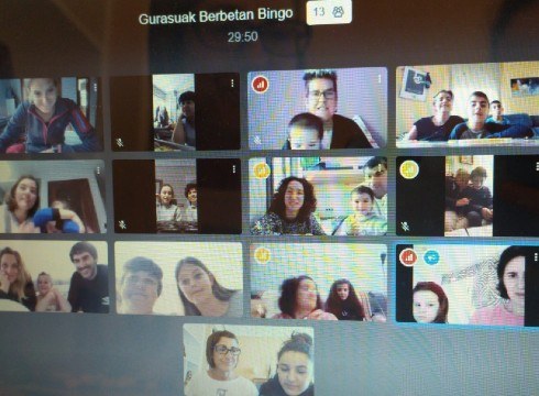 Bingoan jokatzen arratsalde polita pasa zuten guraso berbalagunak familian