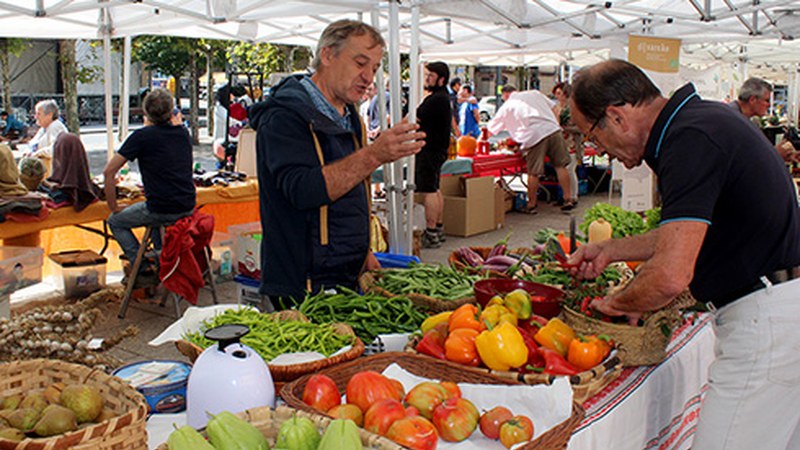 Biolur elkartea: “Eredu ekologikoak, gu zaintzeaz parte, ingurua ere zaintzen du”