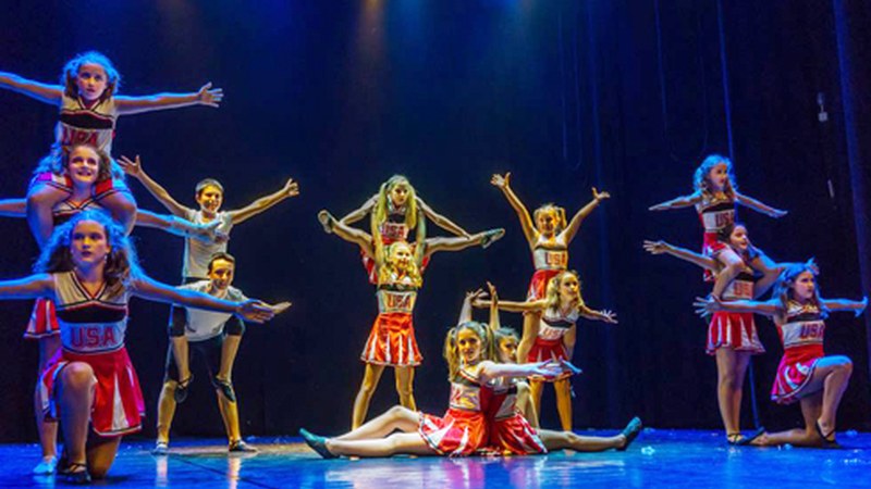 Biraka taldeko dantzariek emanaldi ederrak eskaintzen dihardute Coliseoan egunotan