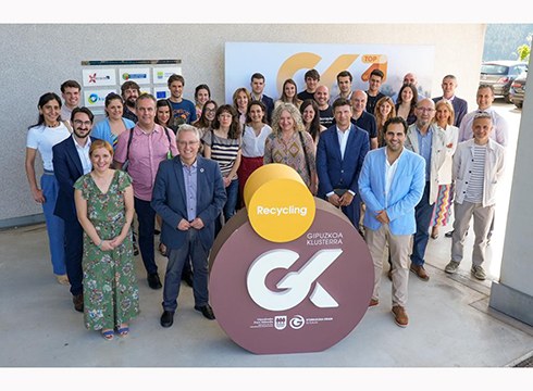Birziklapenaren sektoreko 25 enpresa baino gehiago bildu ziren atzo Eibarren egindako Recycling Top-en