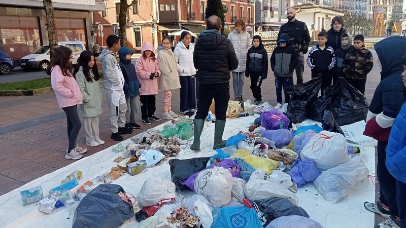 Birziklapenari buruzko erakustaldi pedagogikoa egin dute LH-ko ikasleekin Urkizuko parkean