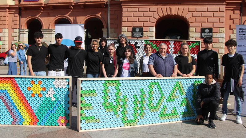 Birziklatutako latekin egindako muralak ikusgai ipini dituzte Ingurumenaren Egunean