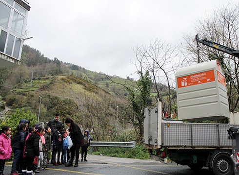 Birziklatzeko olioa biltzeko edukiontzia ipini dute Amañan, auzoko ikastetxekoek eskatuta