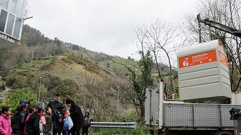 Birziklatzeko olioa biltzeko edukiontzia ipini dute Amañan, auzoko ikastetxekoek eskatuta