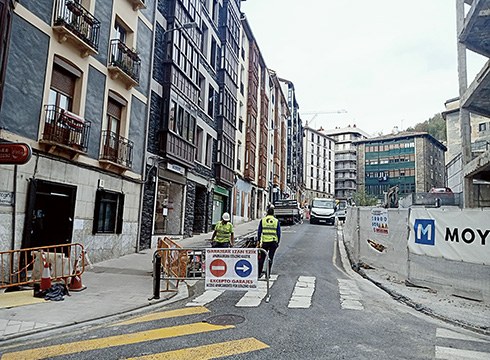 Bittor Sarasketa kalea trafikoarentzat itxi dute, ur-hornidura sarea berritzeko lanak egiteko